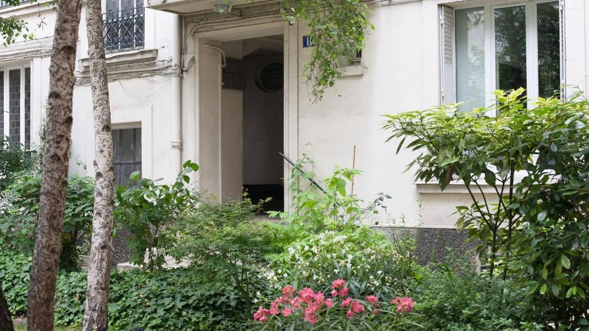 So Cute 55m2 And Quiet With A Courtyard Garden Apartman